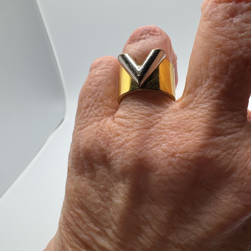 Gorgeous Rare Louis Vuitton Essential Ring Size 6 (Model: ldhh205 g7600752 - Picture 3 of 13
